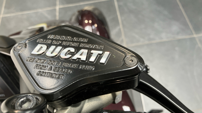 Ducati X Diavel V4 Burning Red (25MY)
